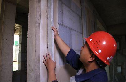 鋪設(shè)橡皮板 鋪設(shè)橡皮板